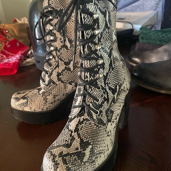 ROC platform lace up boots all leather snake print size 39 8 Made in Australia - Picture 9 of 10